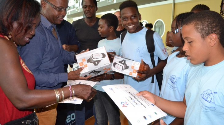 Photographie de la remise des prix aux élèves du collège